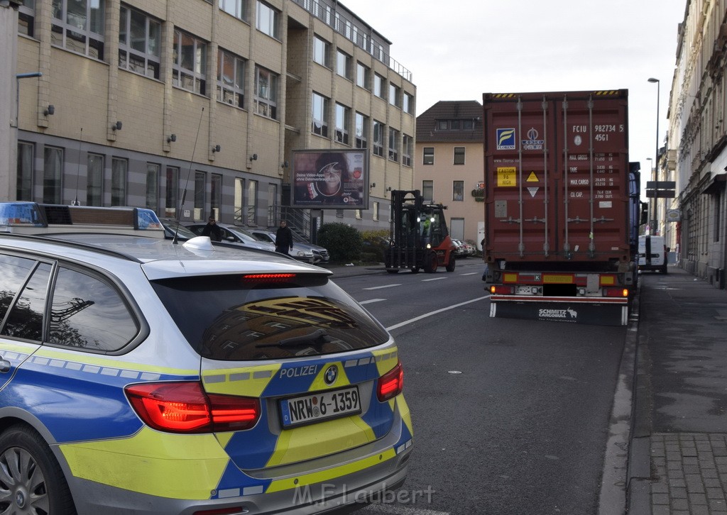 LKW gegen Bruecke wegen Rettungsgasse Koeln Muelheim P15.JPG - Miklos Laubert